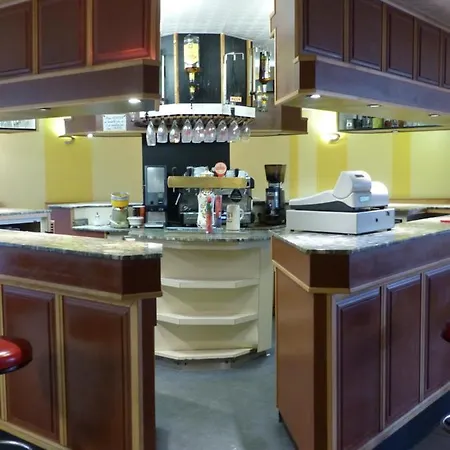 Ancien Bar Restaurant Entre Nous فيلة لو تيلو